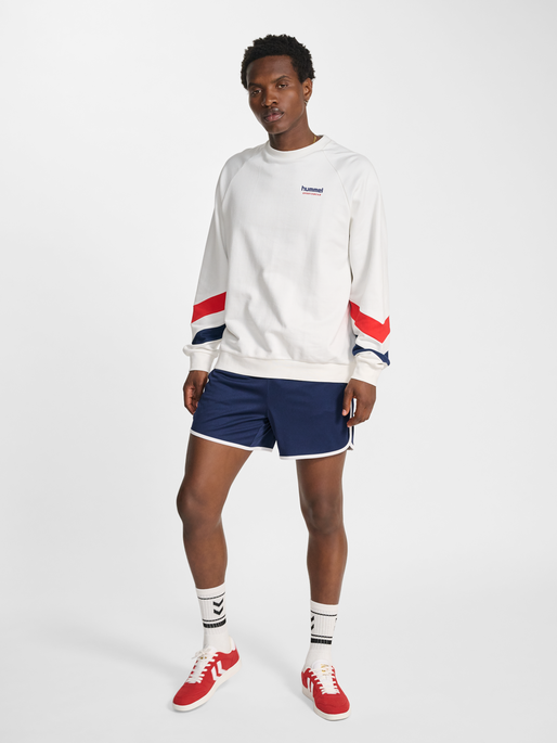 hmlPULSE RETRO SHORTS, DRESS BLUES, model