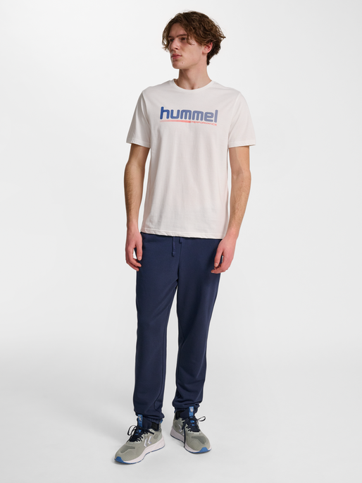 hmlPULSE GRAPHIC T-SHIRT S/S, WHITE, model