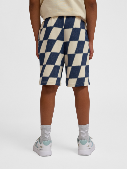 hmlPETS SHORTS, WOOD ASH, model