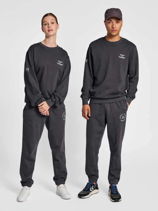 hmlLGC LOYALTY SWEATSHIRT, 2033, model