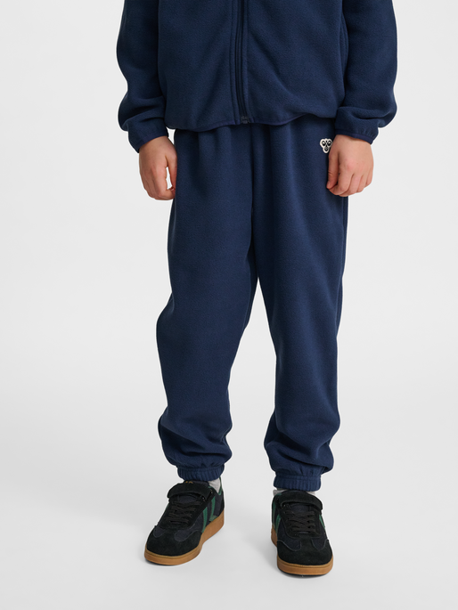 hmlJR FLEECE PANTS BEE, DRESS BLUES, model