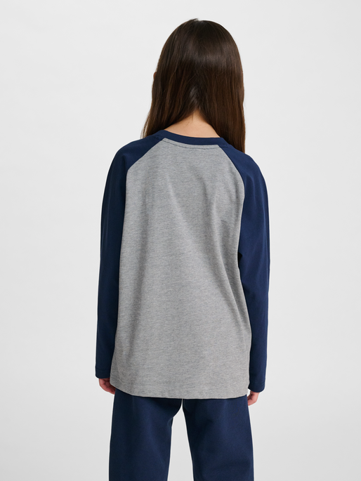 hmlJR RAGLAN LOOSE T-SHIRT L/S BEE, DRESS BLUES, model