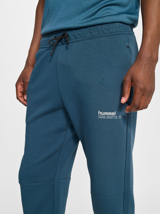 hmlTECH FLEECE REGULAR PANTS, STARGAZER, model