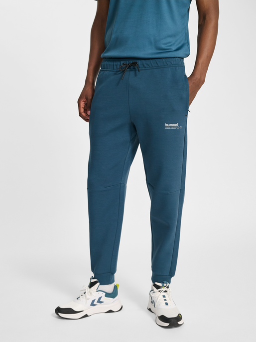 hmlTECH FLEECE REGULAR PANTS, STARGAZER, model