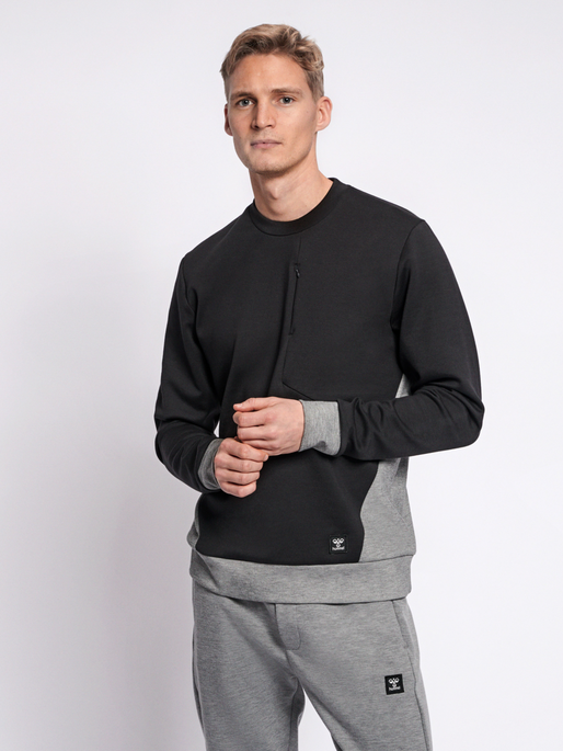 hmlTROPPER SWEATSHIRT, BLACK, model