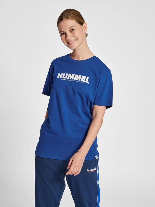 hmlLEGACY T-SHIRT, MAZARINE BLUE, model