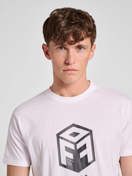 hmlOFFGRID COTTON JERSEY S/S, 9108, model