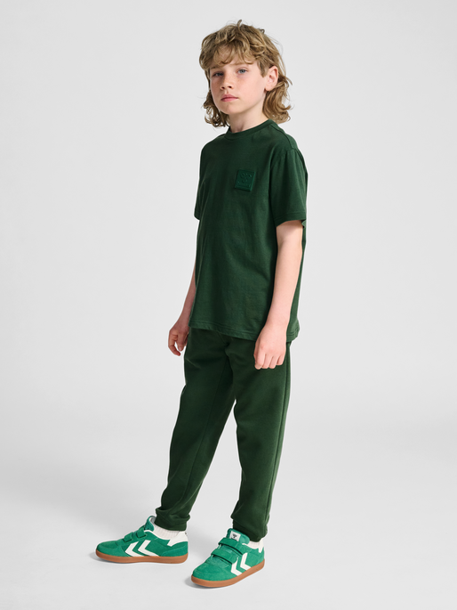 hmlCLEAN T-SHIRT S/S, DARK GREEN, model