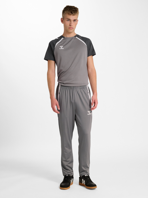 hmlLEAD 2.0 TRAINING PANTS, STEEL GRAY, model