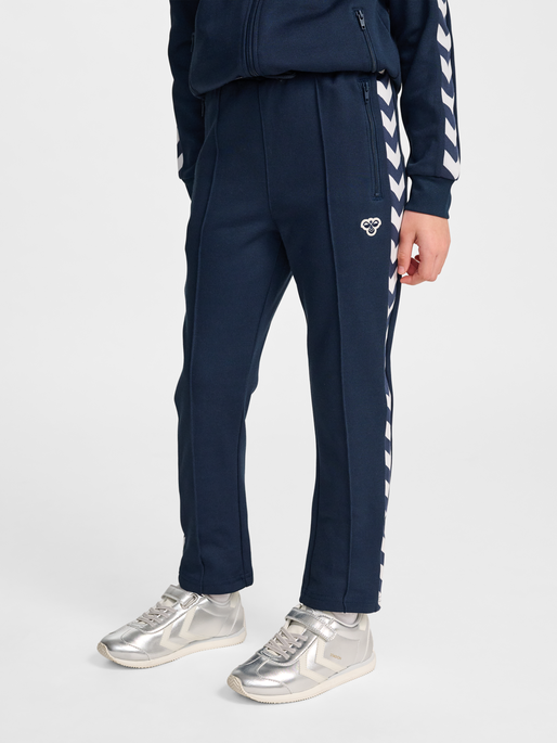 hmlJR ARCHIVE REGULAR POLY PANTS, DRESS BLUES, model