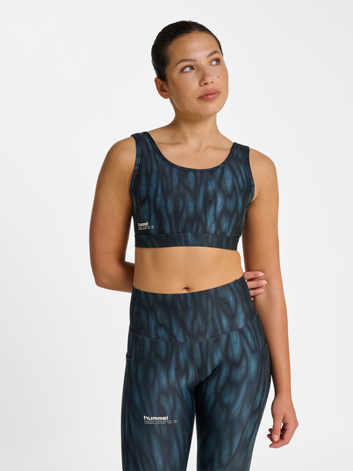 hmlHIIT AOP INTENSITY BRA, STARGAZER, model