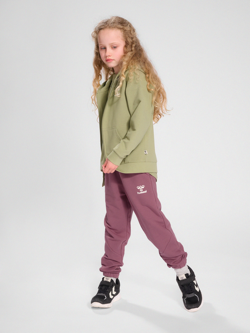 hmlNUTTIE PANTS, ROSE BROWN, model