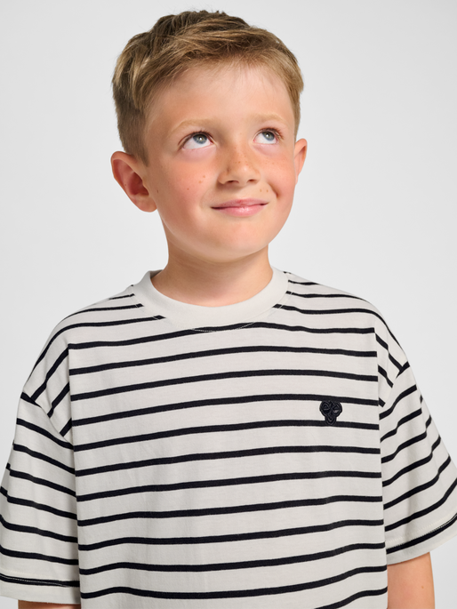 hmlJR LOOSE STRIPED T-SHIRT S/S BEE, TOFU, model