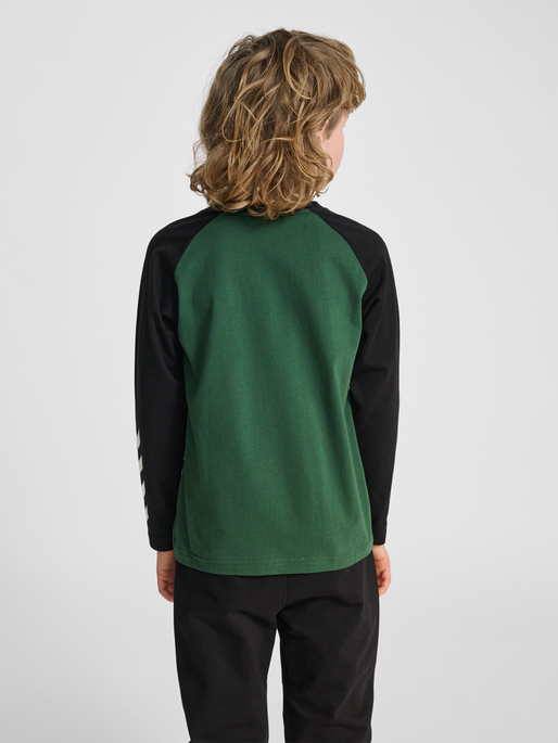 hmlJR LOGO T-SHIRT L/S, DARK GREEN, model