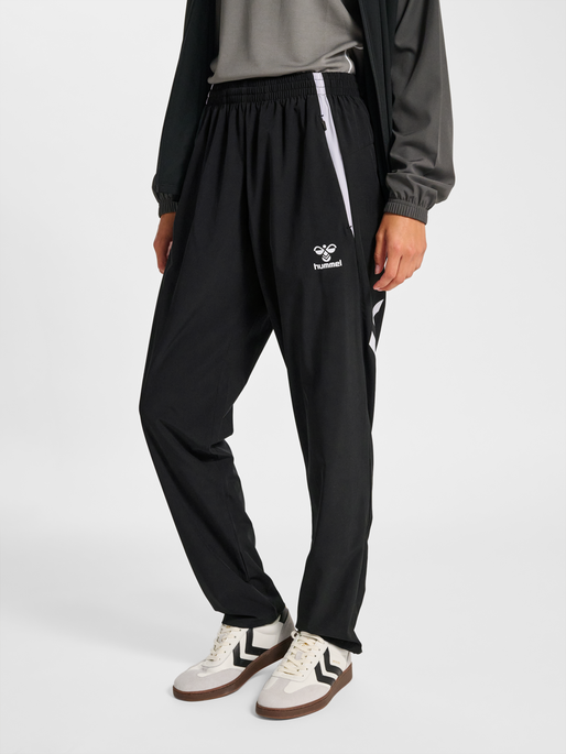 hmlLEAD 2.0 WOVEN PANTS, BLACK, model