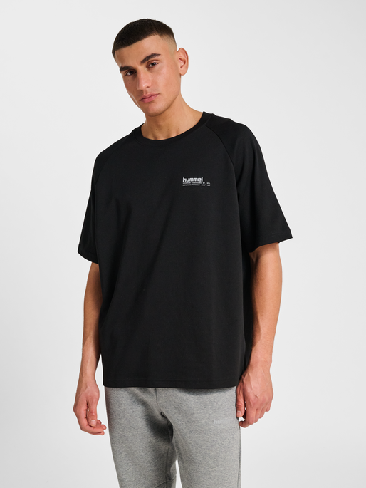 hmlTECH LOOSE T-SHIRT, BLACK, model