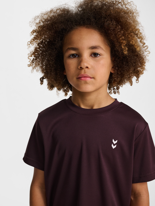 hmlJR PULSE TRAINING T-SHIRT, FUDGE, model