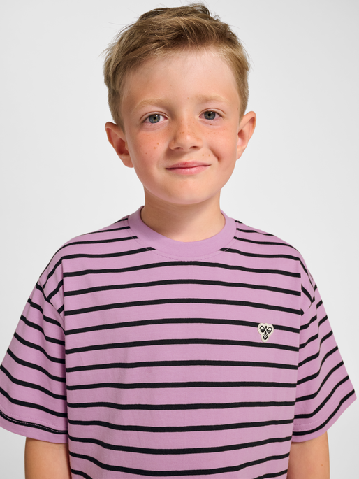 hmlJR LOOSE STRIPED T-SHIRT S/S BEE, SMOKY GRAPE, model