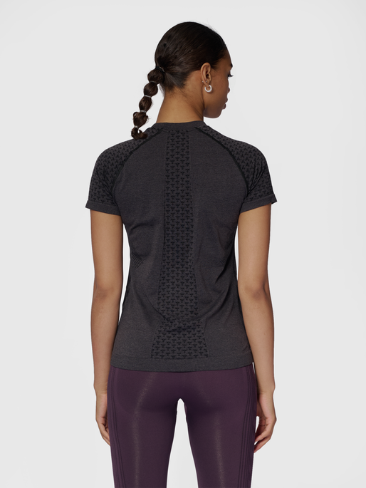 hmlCI SEAMLESS T-SHIRT, BLACK MELANGE, model