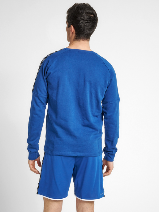 hmlAUTHENTIC TRAINING SWEAT, TRUE BLUE, model