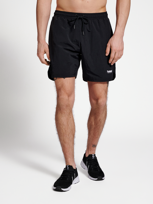 hmlLGC TRAVIS WOVEN SHORTS, BLACK, model