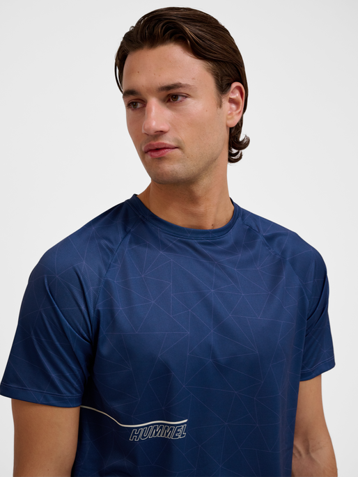 hmlCOURT AOP LIGHT WEIGHT T-SHIRT, INSIGNIA BLUE, model