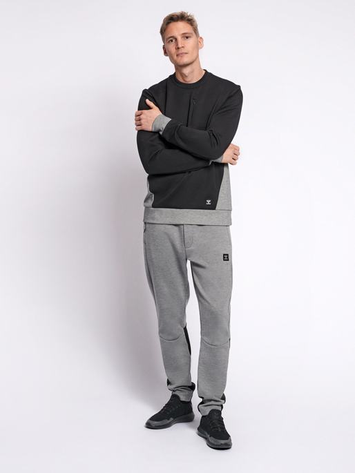 hmlTROPPER SWEATSHIRT, BLACK, model