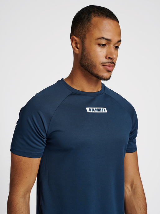 hmlTE TIHALT T-SHIRT, INSIGNIA BLUE, model