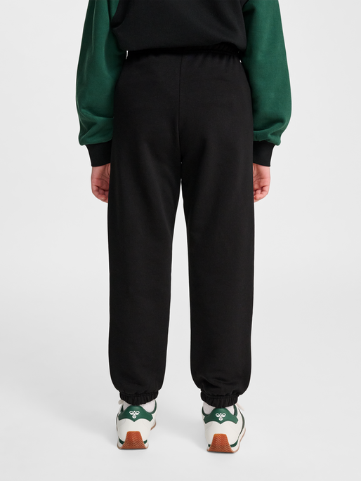 hmlJR LOOSE SWEATPANT PIPING, BLACK, model