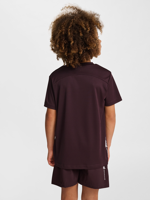 hmlJR PULSE TRAINING T-SHIRT, FUDGE, model