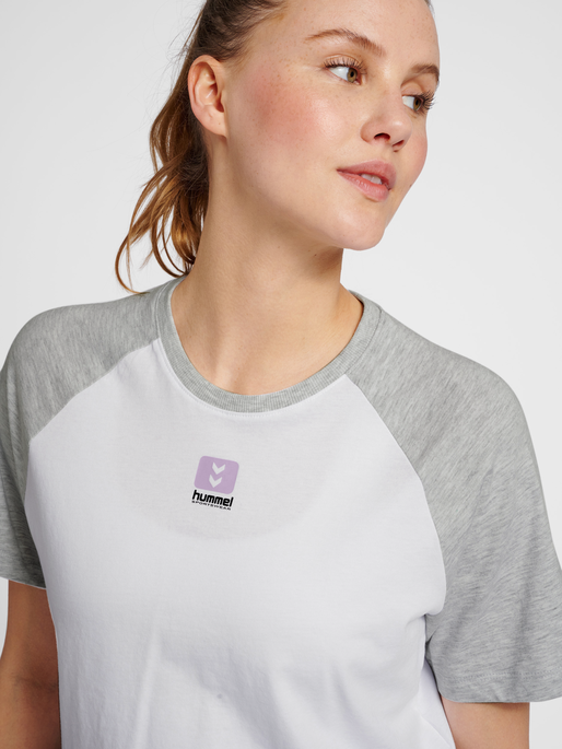 hmlLGC NAYA CROPPED T-SHIRT, LIGHT GREY MELANGE, model