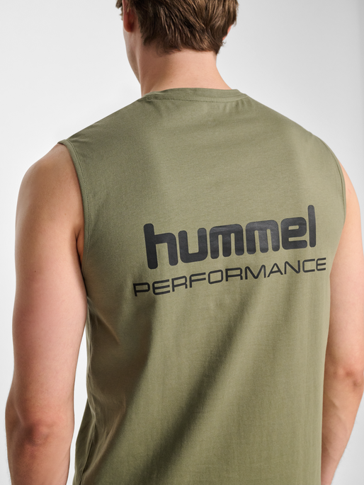 hmlHIIT MUSCLE TANK TOP, DEEP LICHEN GREEN, model