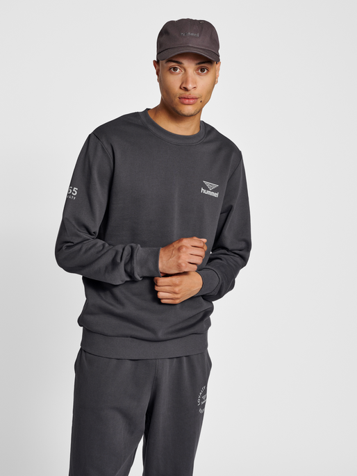 hmlLGC LOYALTY SWEATSHIRT, 2033, model