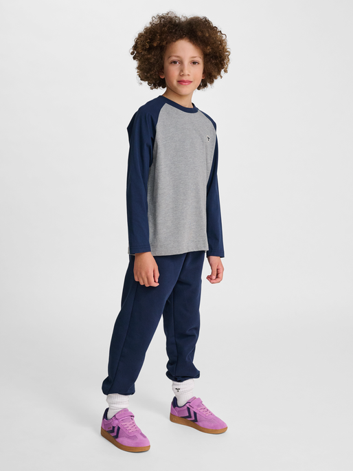 hmlJR RAGLAN LOOSE T-SHIRT L/S BEE, DRESS BLUES, model