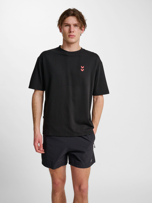 hmlHIIT LOOSE T-SHIRT S/S, BLACK, model