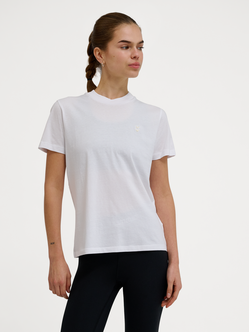 hmlPULSE W T-SHIRT, WHITE, model