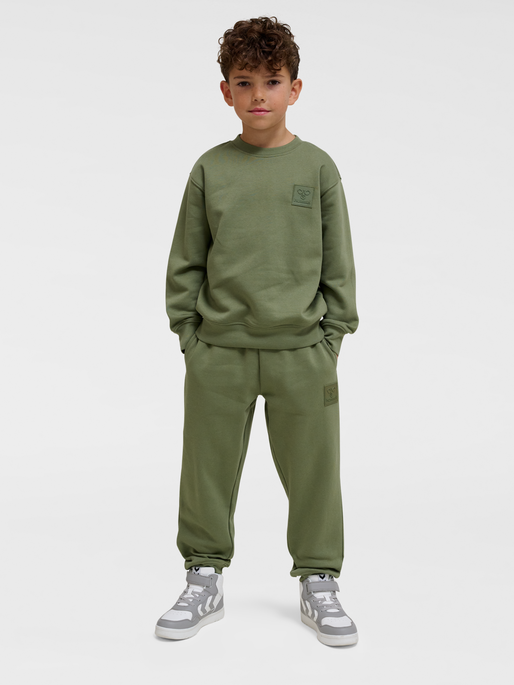 hmlCLEAN SWEATSHIRT, OLIVINE, model