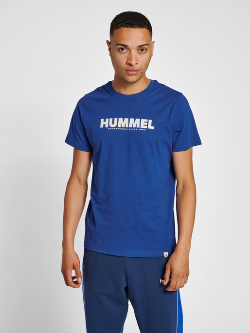 hmlLEGACY T-SHIRT, MAZARINE BLUE, model