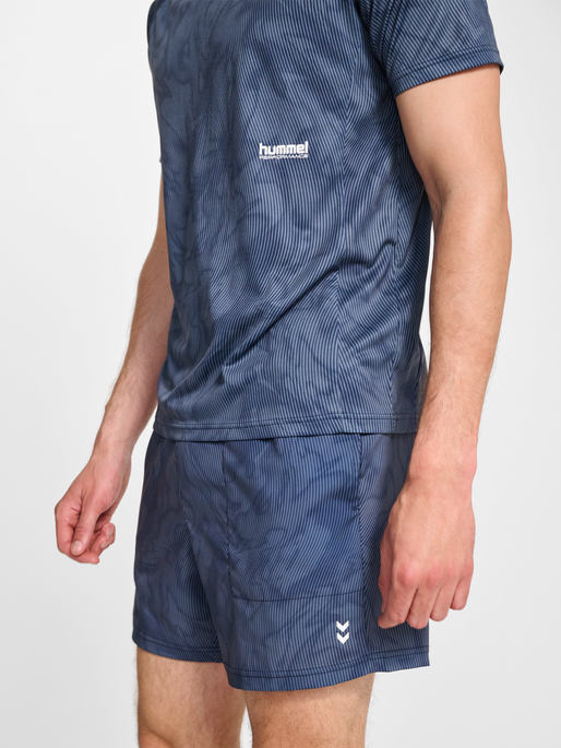 hmlPULSE AOP WORKOUT SHORTS SET, BLUE MIRAGE/DRESS BLUE, model