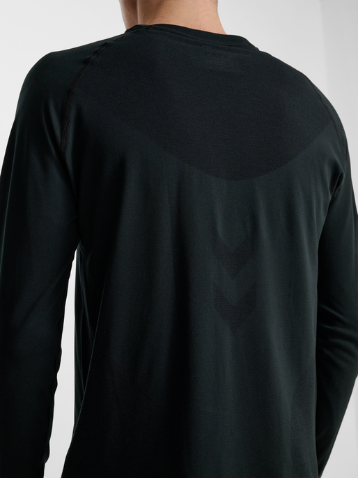 hmlHIIT SEAMLESS T-SHIRT L/S, BLACK, model
