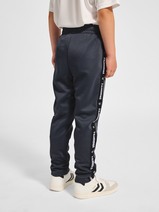 hmlJR GOAL TAPE PANTS, EBONY, model