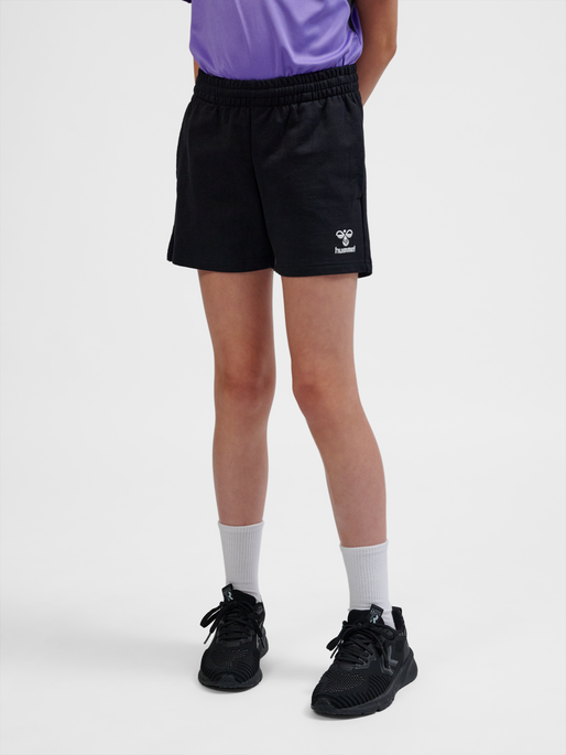 hmlGO 2.0 SWEATSHORTS KIDS, BLACK, model
