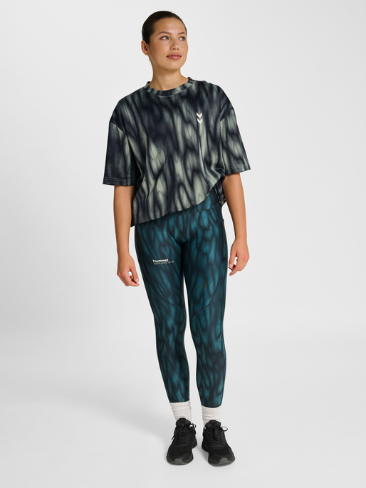 hmlHIIT AOP LOOSE T-SHIRT S/S, SEAGRASS, model