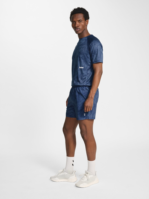 hmlPULSE AOP WORKOUT SHORTS, BLUE MIRAGE/DRESS BLUE, model