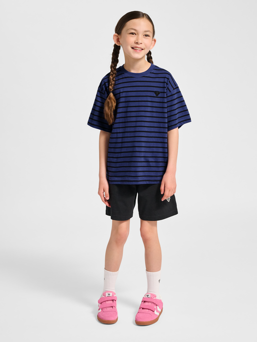 hmlJR LOOSE STRIPED T-SHIRT S/S BEE, DEEP COBALT, model