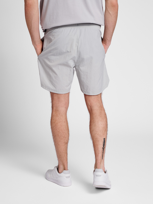 hmlLGC TRAVIS WOVEN SHORTS, HARBOR MIST, model