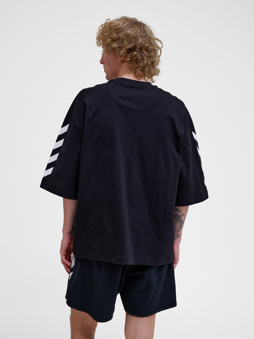hmlOVERSIZED WILLY T-SHIRT SW, BLACK, model