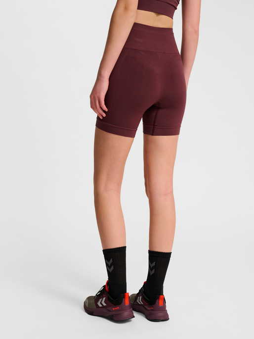 hmlTIF SEAMLESS SHORTS, FUDGE, model