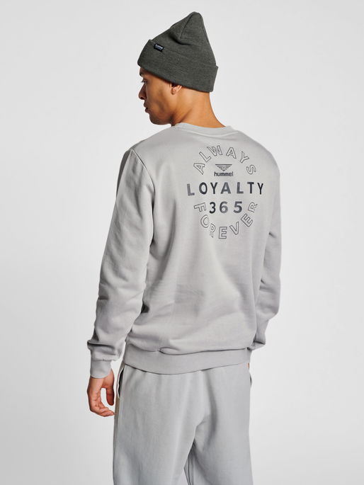 hmlLGC LOYALTY SWEATSHIRT, 2399, model