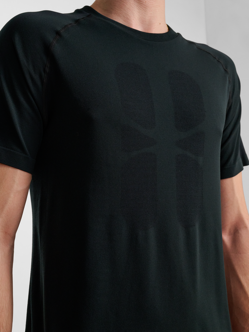 hmlHIIT SEAMLESS T-SHIRT S/S, BLACK, model